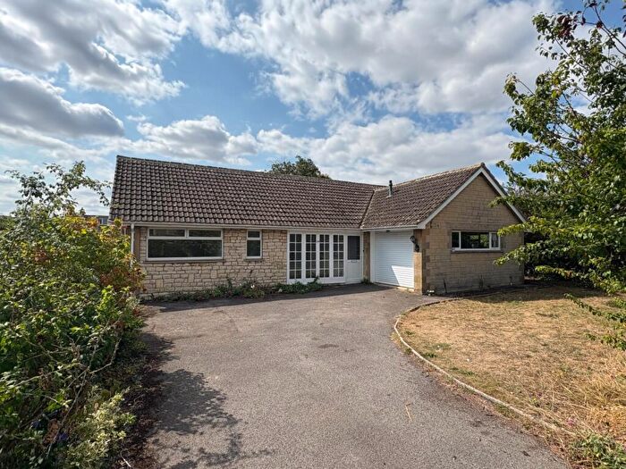 4 Bedroom Bungalow For Sale In Kingsmead, Lechlade, Gloucestershire, GL7