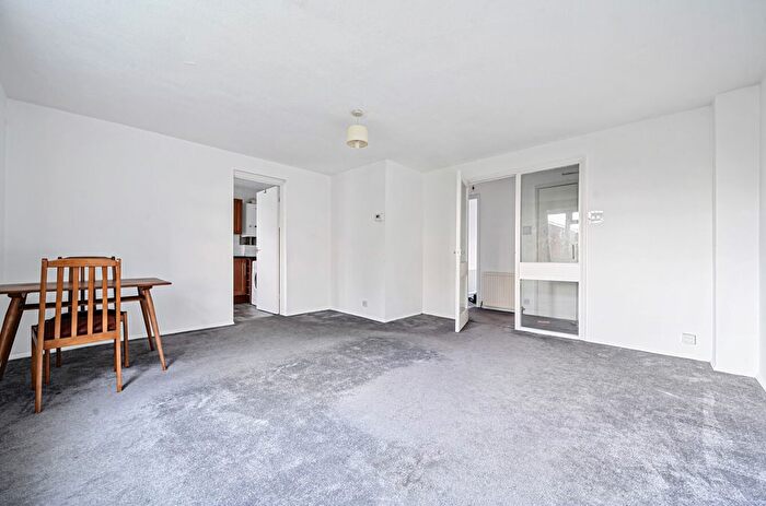 2 Bedroom Flat To Rent In Dyke Drive, Orpington, Kent, BR5