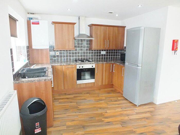 3 Bedroom Flat To Rent In Bedroom Flat - Flat, Bawas Place - Alfreton Road, NG7
