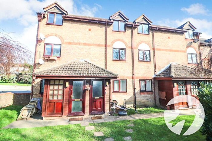 2 Bedroom Maisonette For Sale In Hawthorn Place, Erith, DA8