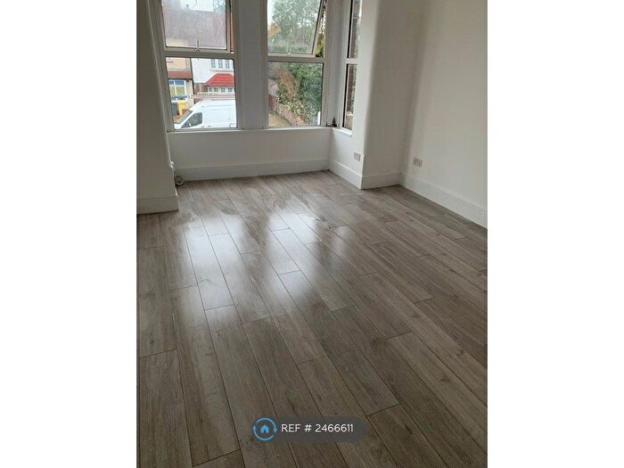 Studio To Rent In Ilford, London, IG3
