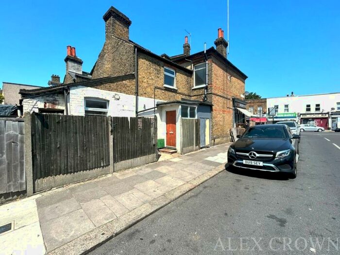 3 Bedroom Flat To Rent In Bounces Road, Edmonton, N9