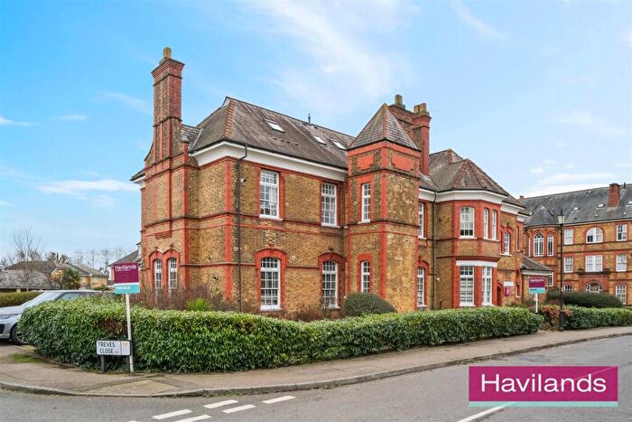 2 Bedroom Flat For Sale In Treves Close, London, N21