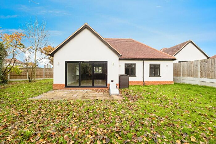 2 Bedroom Bungalow For Sale In Goodrington Mews, Hornchurch, RM11