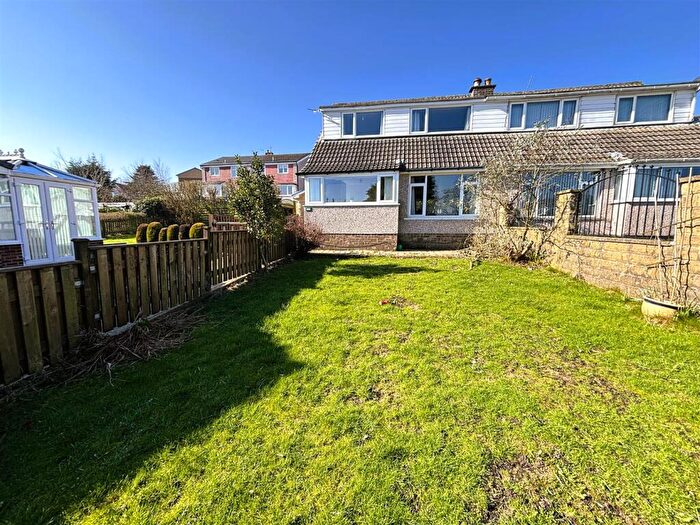 3 Bedroom Semi Detached House For Sale In Illingworth Avenue, Halifax, HX2