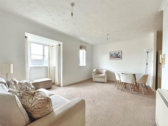 2 Bedroom Flat To Rent In Redwood Grove, Bedford, MK42