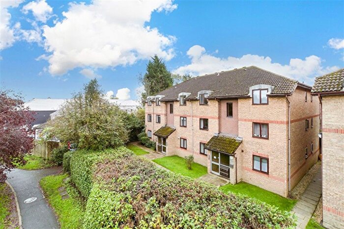 1 Bedroom Studio For Sale In Vicarage Lane, Horley, Surrey, RH6