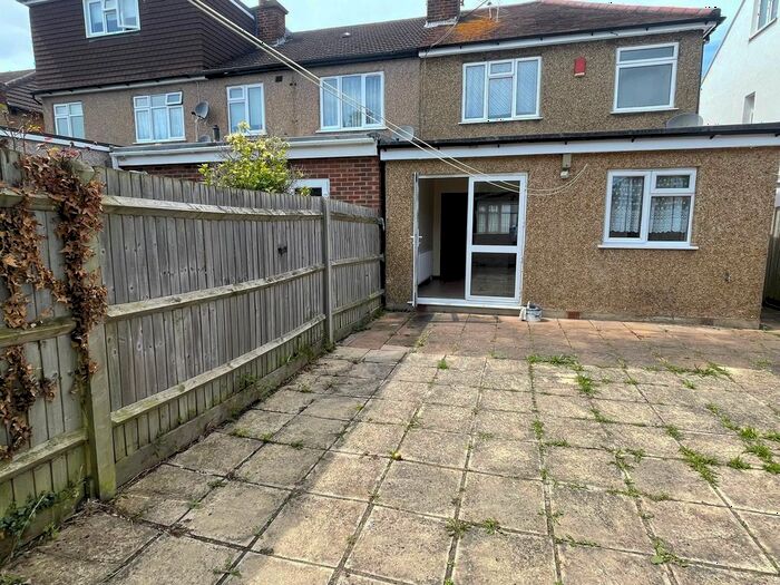4 Bedroom Semi-Detached House To Rent In Yeading Avenue, Harrow, Greater London, HA2