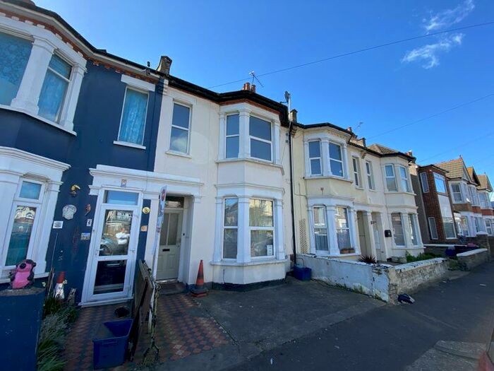 2 Bedroom Flat To Rent In Belle Vue Place, Southend-On-Sea, SS1
