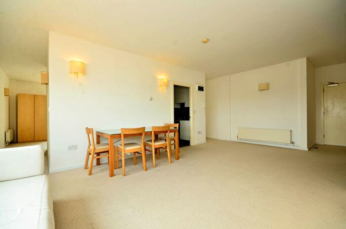 1 Bedroom Flat To Rent In Plaistow Road, Plaistow, London, E13