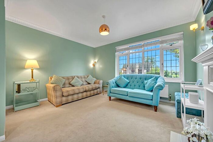 2 Bedroom Maisonette For Sale In Harrow Drive, Hornchurch, RM11
