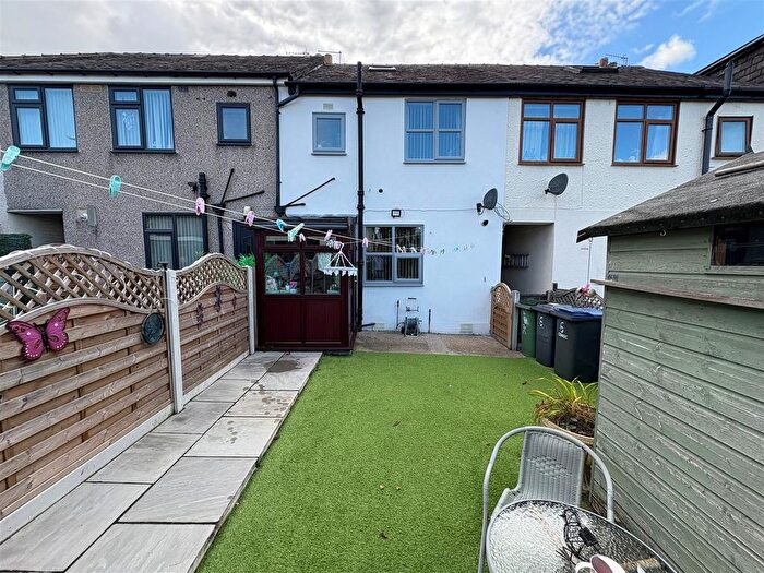 3 Bedroom Town House For Sale In Daleside Road, Shipley, BD18