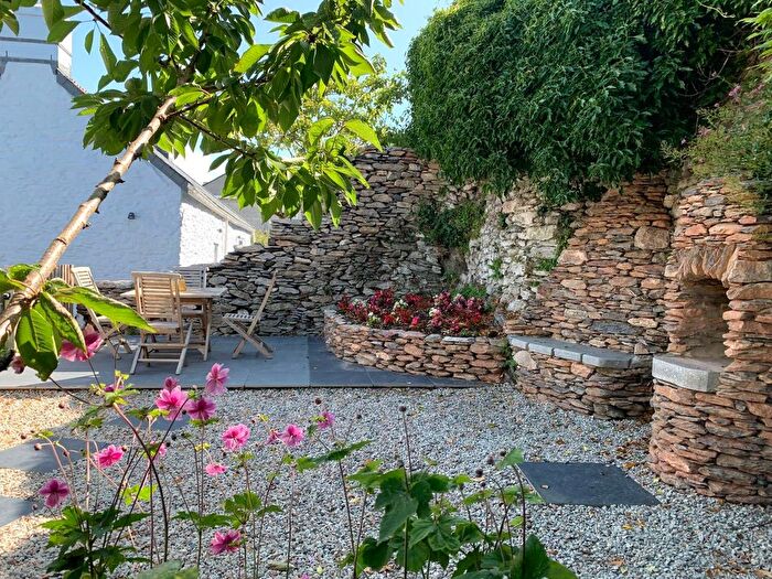 2 Bedroom Cottage For Sale In Yonder Street, Hooe Lake, PL9