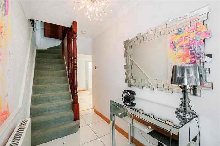 5 Bedroom Semi-Detached House For Sale In Endlebury Road, North Chingford, E4