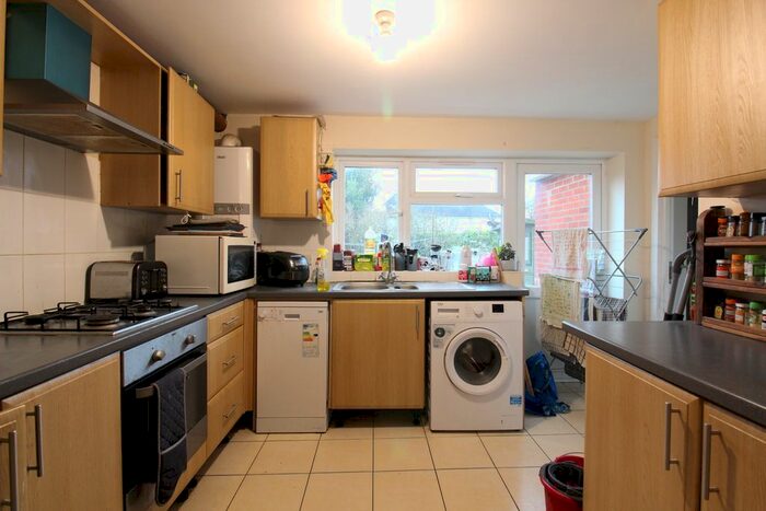 6 Bedroom Terraced House To Rent In Honeysuckle Road, Southampton, SO16