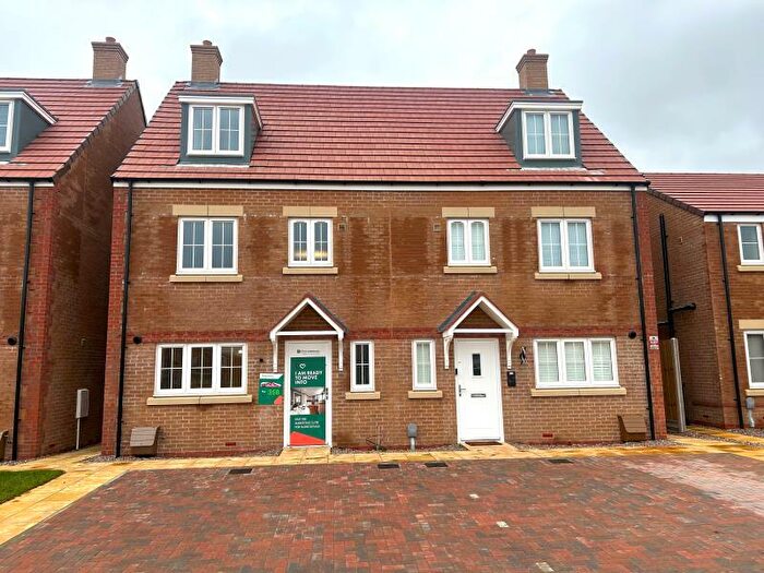 4 Bedroom Semi-Detached House To Rent In Everdon Drive, Northampton, NN2
