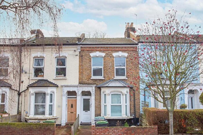 2 Bedroom Apartment For Sale In Beaconsfield Road, London, N15