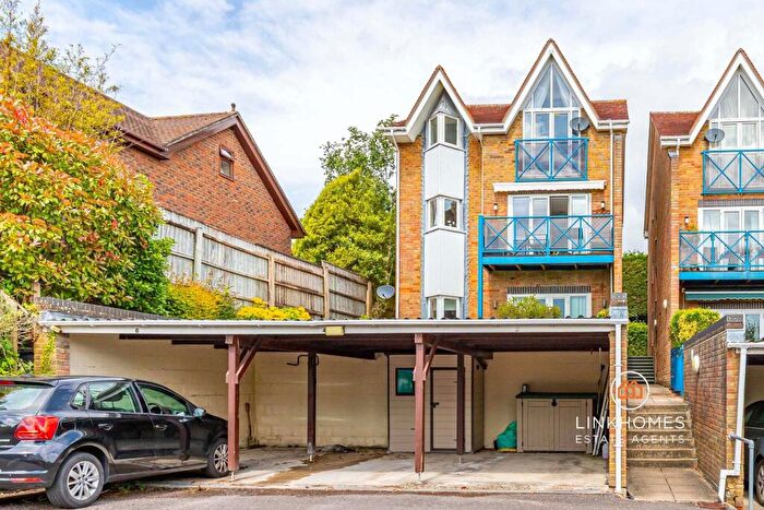 2 Bedroom Apartment For Sale In Birds Hill Gardens, Poole, BH15