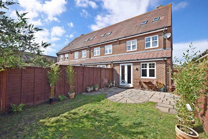 4 Bedroom End Of Terrace House For Sale In Hunnisett Close, Selsey, PO20