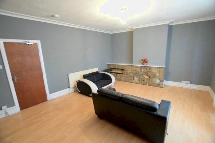 3 Bedroom Flat To Rent In Abbeydale Road, Sheffield, South Yorkshire, S7