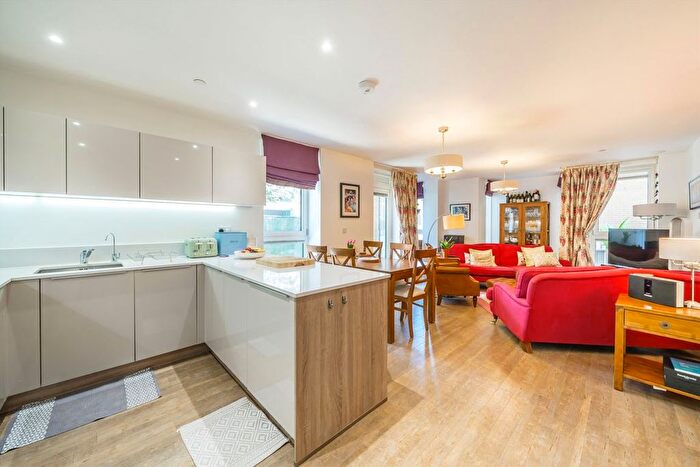 3 Bedroom Maisonette For Sale In Cable Walk, Greenwich, SE10