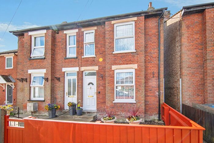 3 Bedroom Semi-Detached House For Sale In Henniker Road, Ipswich, IP1
