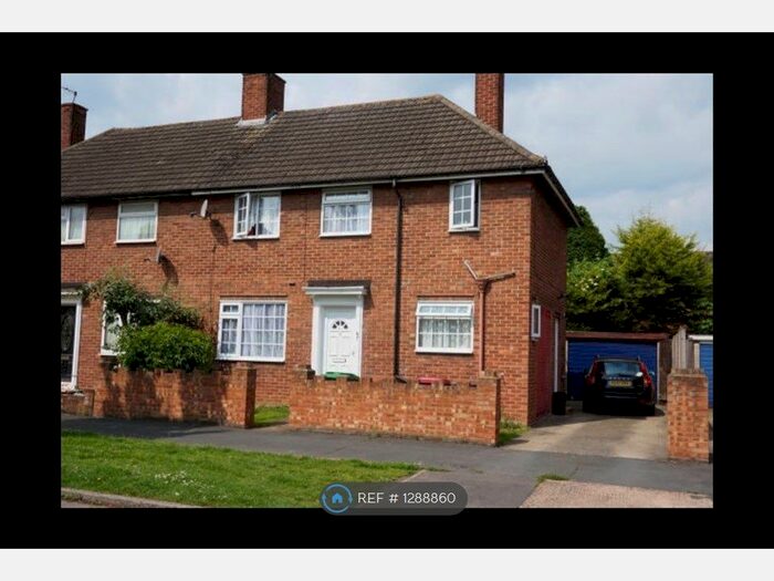 3 Bedroom Semi-Detached House To Rent In Hawthorne Crescent, Slough SL1