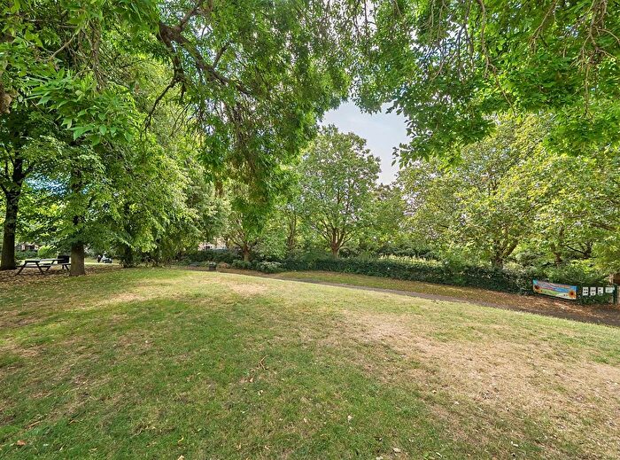 1 Bedroom Flat For Sale In Ilbert Street, London, W10