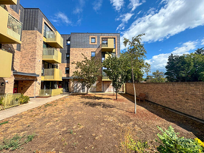 2 Bedroom Flat For Sale In Carnarvon Close, Southend-On-Sea, SS2