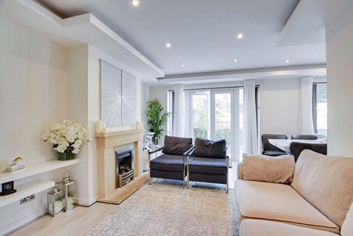 3 Bedroom Semi-detached House For Sale In Kendrick Drive, Oadby, Leicester, LE2