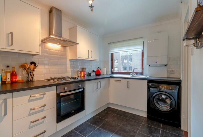 2 Bedroom Flat To Rent In Dawsmere Close, Camberley, GU15