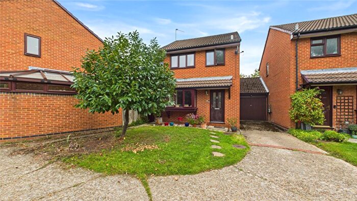 3 Bedroom Link Detached House For Sale In Lightwater, Surrey, GU18