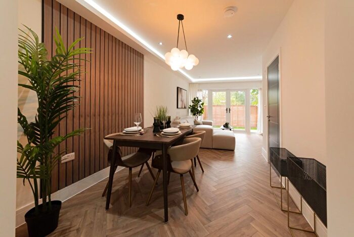 3 Bedroom Flat For Sale In Alexandra Drive, SE19