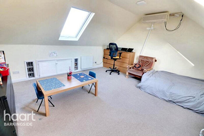 3 Bedroom Terraced House For Sale In Beechwood Gardens, Clayhall, IG5