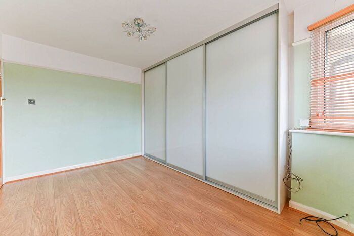 2 Bedroom Flat For Sale In Holmesdale Close, South Norwood, London, SE25