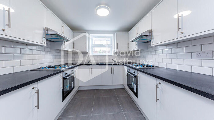 Apartment To Rent In West Green Road, Turnpike Lane, London, N15