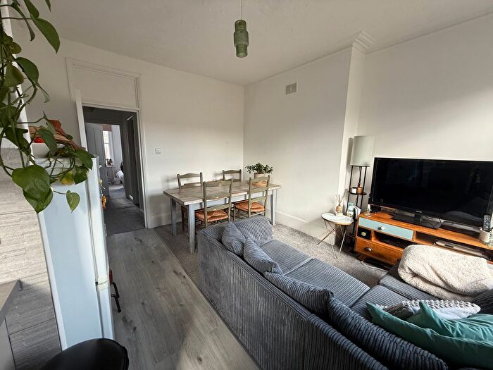 2 Bedroom Flat To Rent In Evering Road, London, N16