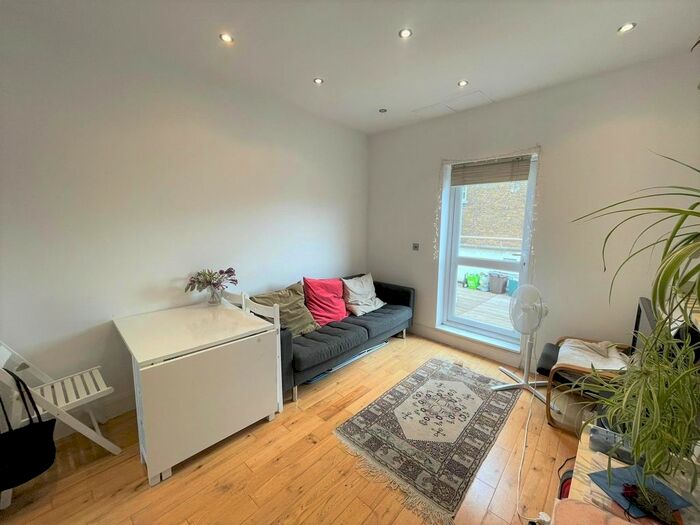 3 Bedroom Flat To Rent In Hornsey Road, Islington, N19