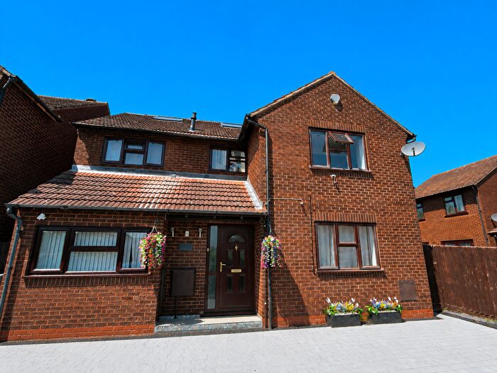 1 Bedroom Flat To Rent In Leafield Rise, Two Mile Ash, MK8