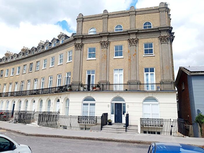 1 Bedroom Flat To Rent In Sea Front, Hayling Island, Hampshire, PO11