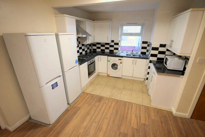 5 Bedroom Semi-Detached House To Rent In Newport View, Headingley, Leeds, LS6