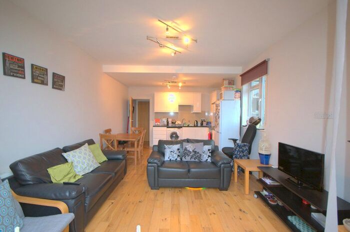 3 Bedroom Flat To Rent In Bedford Hill, Balham, SW12