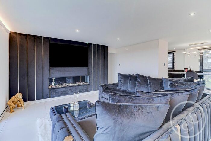 3 Bedroom Flat To Rent In Lake View Court, Leeds, LS8