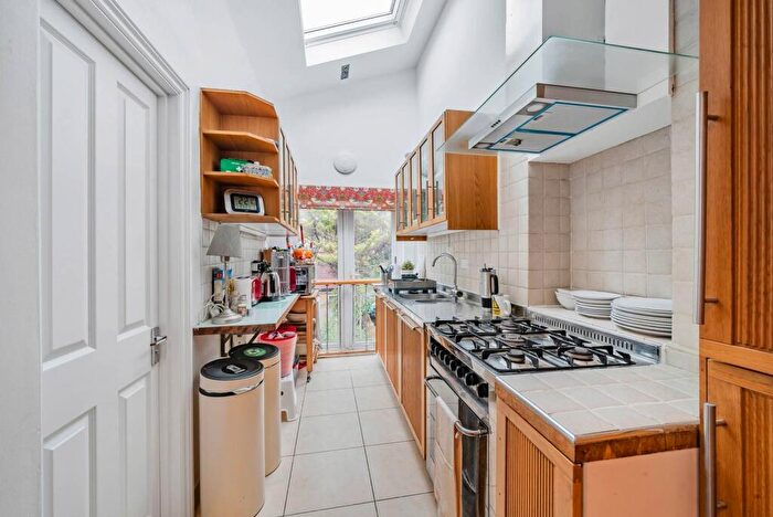 3 Bedroom Flat To Rent In Spruce Hills Road, Walthamstow, London, E17