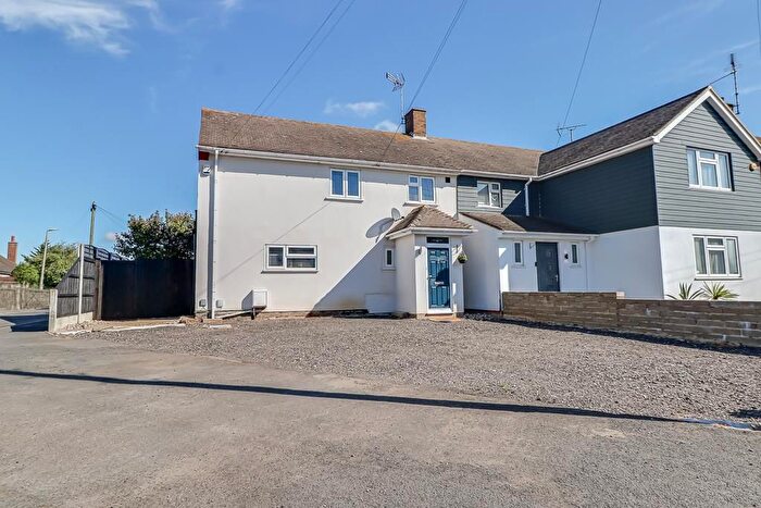 3 Bedroom Semi-Detached House For Sale In Rochford Garden Way, Rochford, SS4
