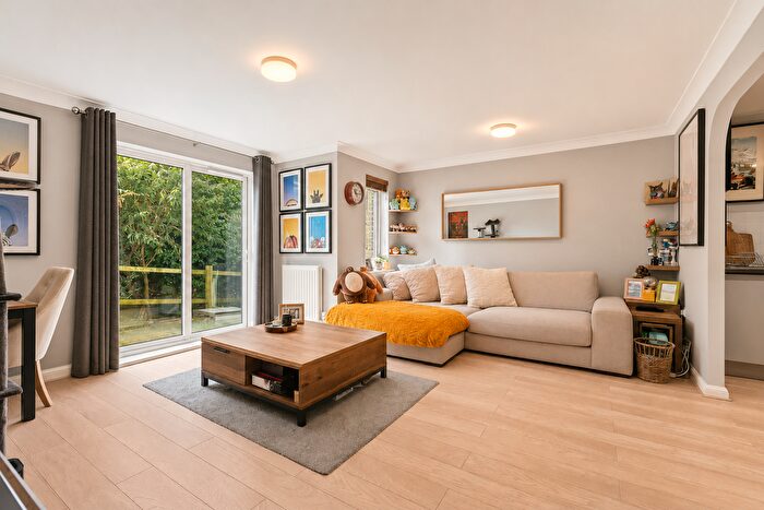 1 Bedroom Flat For Sale In Kingston Square, Buffers Lane, Leatherhead, Surrey, KT22