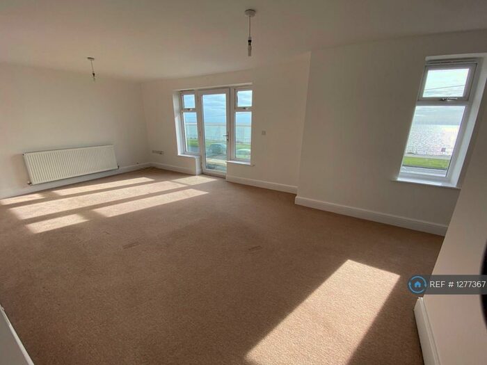 2 Bedroom Flat To Rent In Kings Parade, Holland-On-Sea, CO15