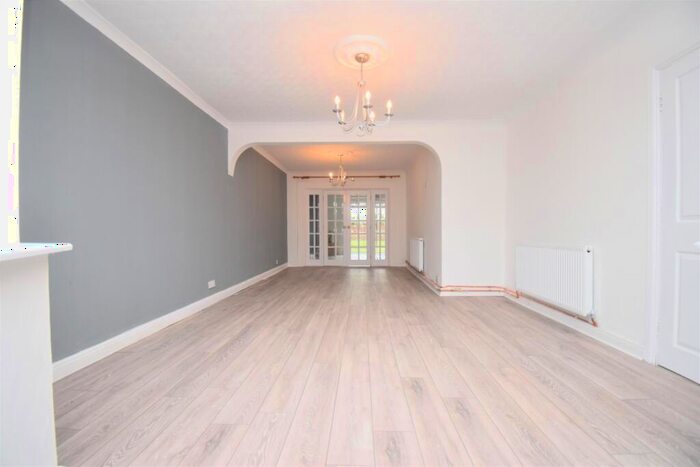 4 Bedroom Semi-Detached House To Rent In Dovedale Close Welling, DA16