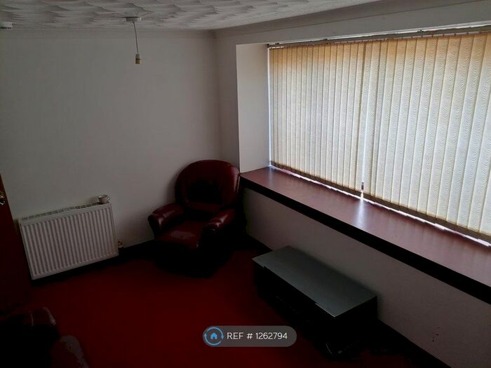 2 Bedroom Flat To Rent In National Court, Methil, Leven KY8