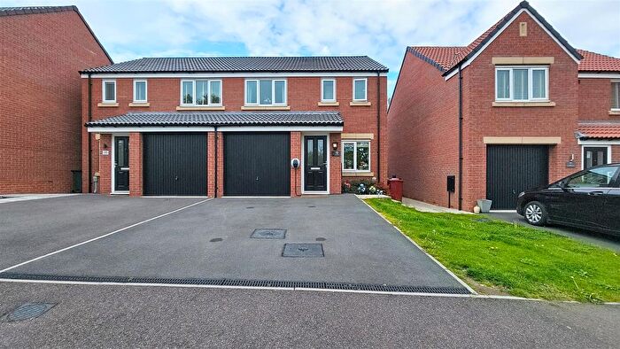 3 Bedroom Semi-Detached House To Rent In Moonstone Way, Chesterfield, S41
